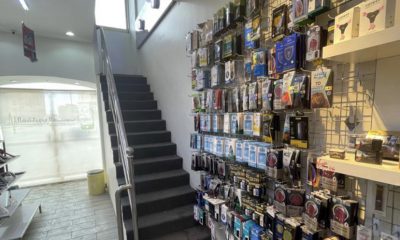 محل جوالات للتقبيل