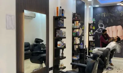 حلاق للتقبيل شارع تجاري